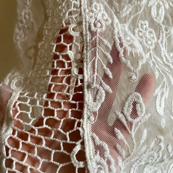 White lace/embroidered top size XS - Picture 6 of 7